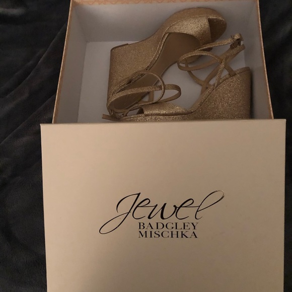 NWOT Glamorous Gold Jewel Badgley Mischka Size 8 - Picture 3 of 6